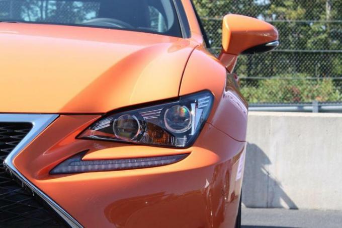 Pomarańczowy reflektor Lexusa RC 2015