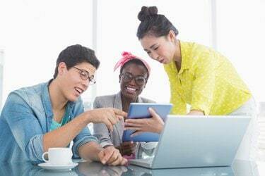 Jovem equipe criativa em reunião