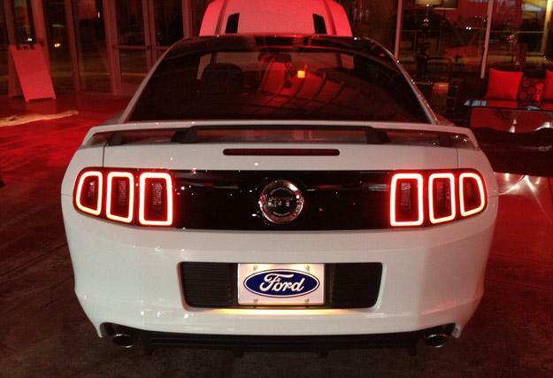 2013-Ford-Mustang-Taga-Järgnevad LEDid