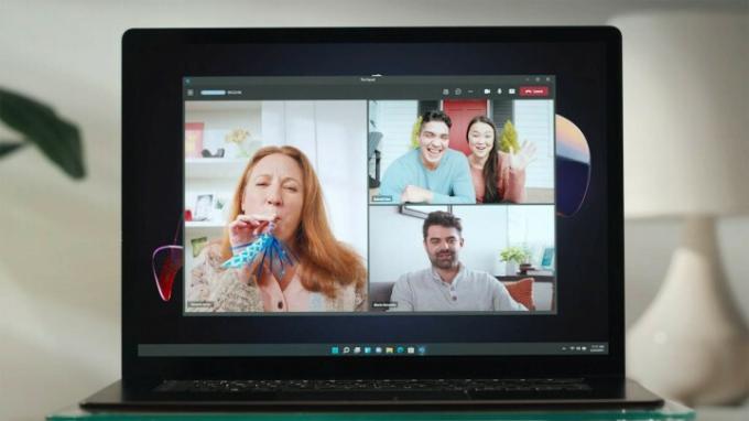 Microsoft Teamsi videokõne kuvatakse sülearvutis.