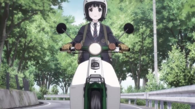 कोगुमा अपनी होंडा सुपर क्यूब की सवारी करते हुए संतुष्ट दिख रही है।
