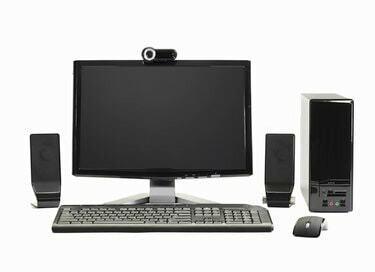 Computer con mouse, altoparlanti e webcam