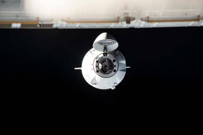 Smok załogi SpaceX zbliża się do stacji kosmicznej.