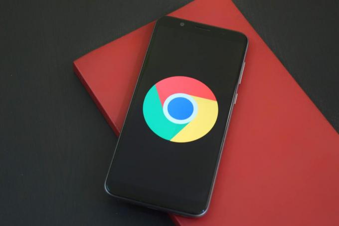 Zdjęcie stockowe smartfona z Chrome