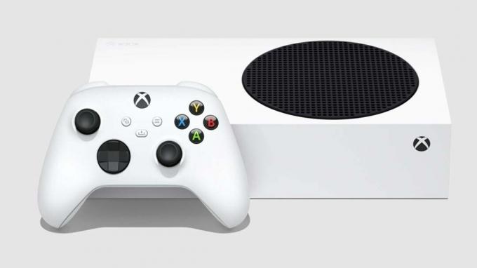 Konzola Xbox Series S na boku s kontrolerom.