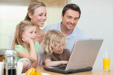 Obitelj koristi prijenosno računalo u kuhinji