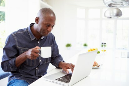 Wie man Torrents herunterlädt, lädt ein Mann mit Kaffee auf den Computer herunter