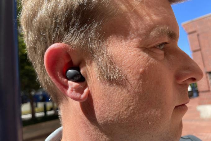 Pogled izbliza Caleba Denisona koji nosi Samsung Galaxy Buds 2.