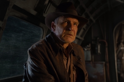 Harrison Ford는 Indiana Jones와 Dial of Destiny에서 비행기에 앉아 있습니다.