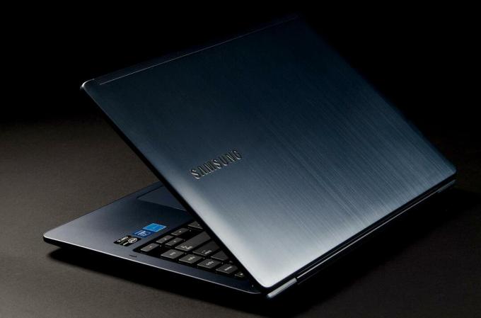 Samsung Ativ Book 5 review zadnji kot