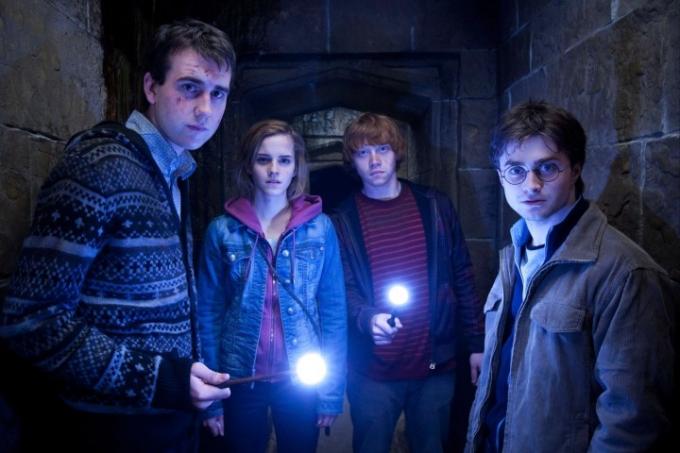 HPと死の秘宝パート2の暗いトンネル内のネビル、ハーマイオニー、ロン、ハリー。