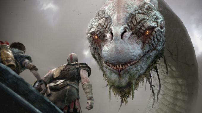 God of War -arvostelu | Kratos ja Atreus veneessä katsomassa jättimäistä hydraa muistuttavaa petoa