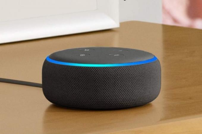 Echo Dot 3rd Gen på et bord.