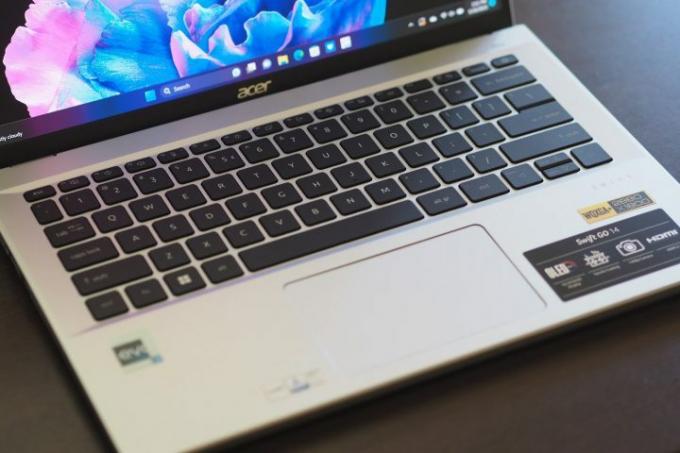 Acer Swift Go 14 pohled shora dolů s klávesnicí a touchpadem.