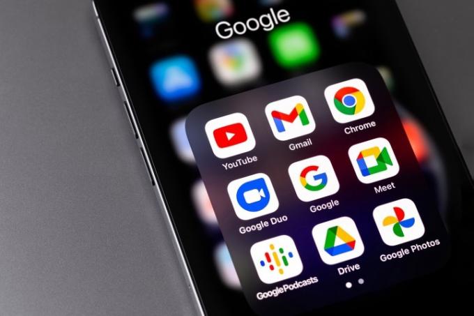 Приложение за икони на услугите на Google (YouTube, Gmail, Chrome, Duo, Meet, Google Podcasts) на екрана на смартфона.