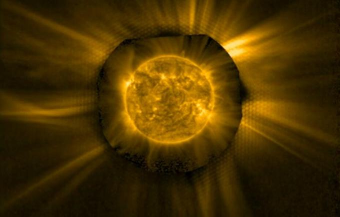 Forskare har använt ESANASA Solar Orbiters Extreme Ultraviolet Imager (EUI) i ett nytt driftläge för att registrera en del av solens atmosfär som har varit nästan omöjlig att avbilda fram till nu. Genom att täcka solens ljusa skiva med en 