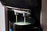 Preskočite Starbucks in si doma pripravite popolno mleko z mlekom s tem robotskim baristom v škatli