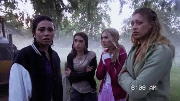 Na VHS99 cztery dziewczyny wyglądają na przerażone.