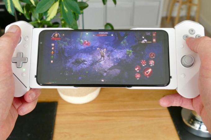 ROG Phone 6 Pro med Kunai 3-kontrollern, spelar Diablo Immortal.