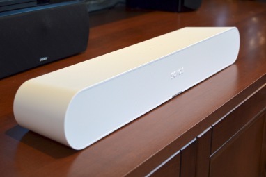 A The Sonos Ray soundbar ferde nézete fehér színben.