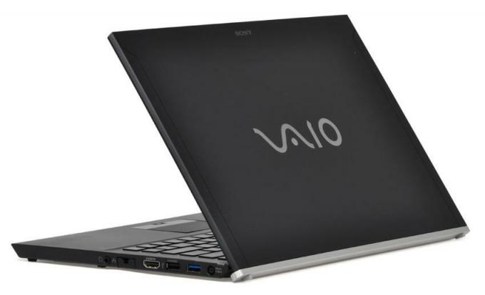 Sony-Vaio-Z-recenzja-czarna-pokrywka-kątowa