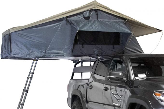 Tente de toit Overland Vehicle Systems sur une camionnette vue de l'avant.