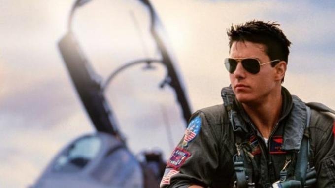 Maverick vänder sig till höger i Top Gun.