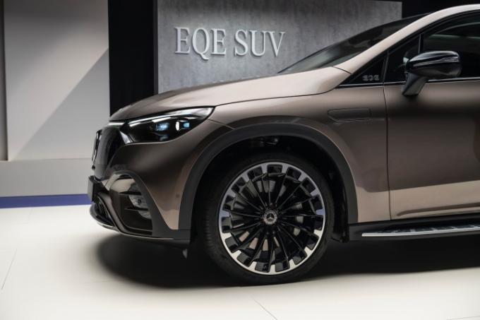 Vista aproximada de uma roda de 22 polegadas no 2023 Mercedes-Benz EQE SUV.