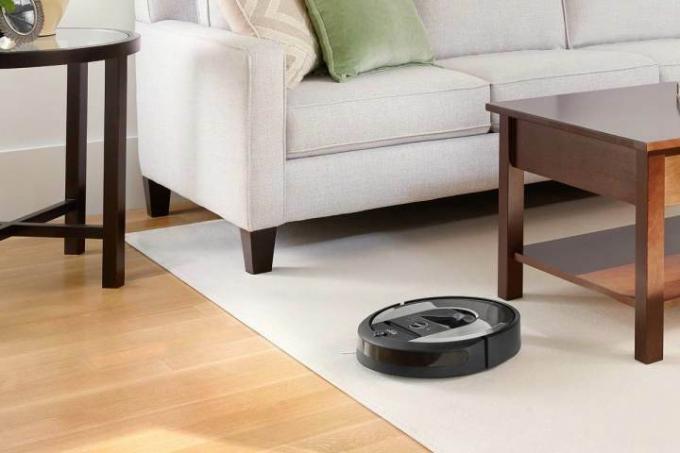 Το iRobot Roomba i6 (6150) με ηλεκτρική σκούπα με σύνδεση Wi-Fi σε ένα σαλόνι.