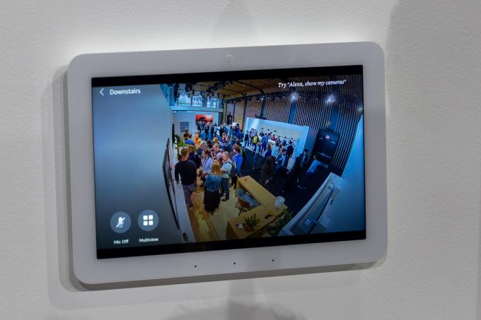 Amazon Echo Hub, mis näitab Ring-kaamerat.