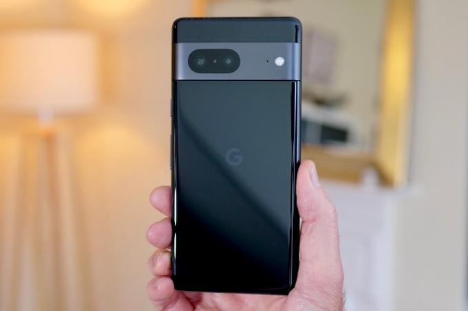 한 남자가 손에 들고 있는 Google Pixel 7의 뒷면.