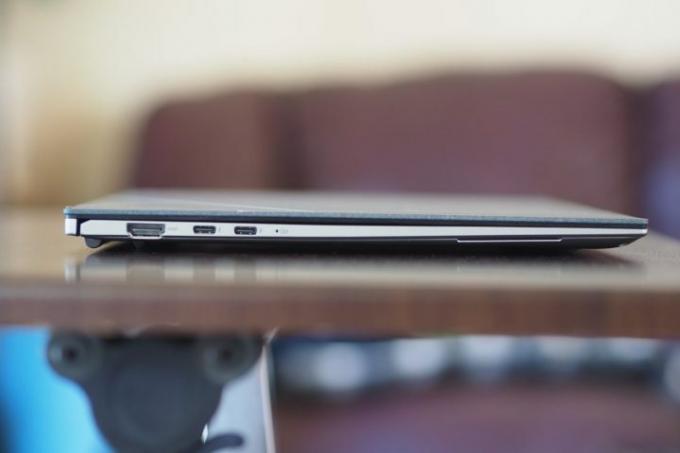 Ľavá strana Asus Zenbook S 13 OLED 2023 zobrazuje porty.