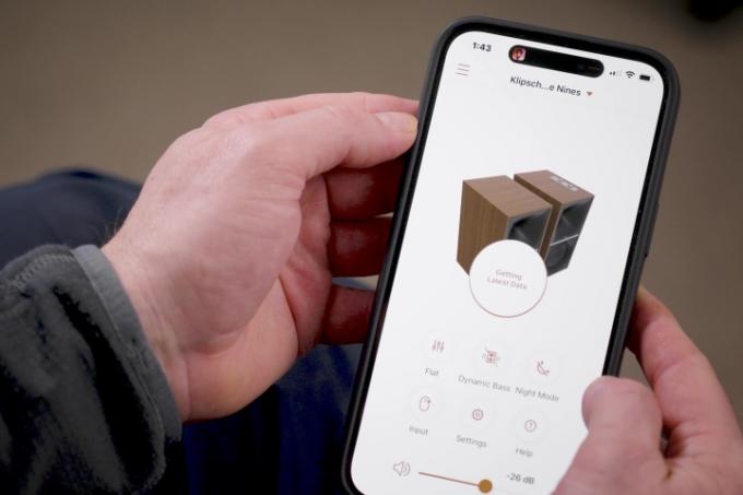 Die Klipsch The Nines-App wird auf einem Smartphone angezeigt.