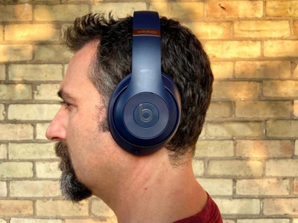 Homem usando fones de ouvido Beats Studio 3 Wireless.