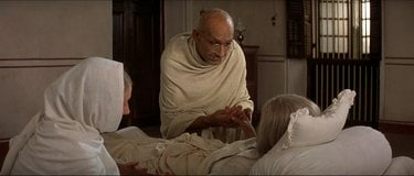 Todavía de Gandhi agarrando las manos de Katsurba Gandhi.