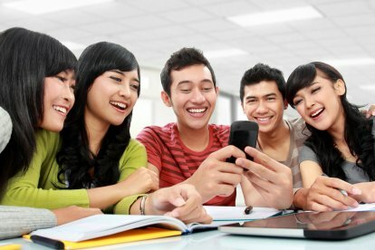 Estudantes universitários usando smartphones.