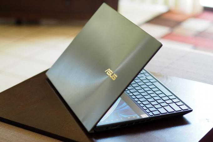 Asus ZenBook Pro Duo assis sur une table.