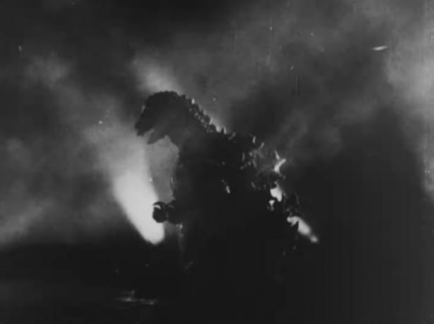 Godzilla met schijnwerpers om hem heen in 