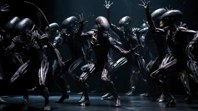 الأجانب يرقصون في Aliens: The Musical.