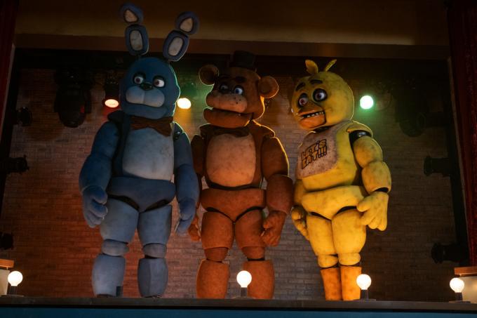 Bonnie, Freddy ir Chica kartu stovi ant scenos filme Five Nights at Freddy's.