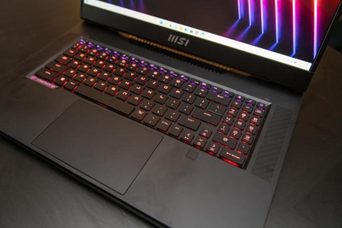 Teclado MSI GT77 Titan com luzes RGB.