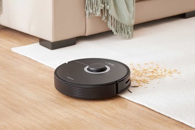 O Roborock Q7 Max+ em ação limpando migalhas de carpetes.