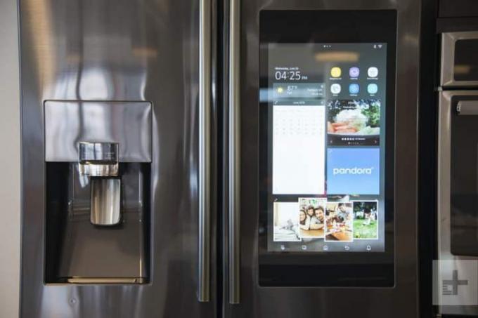Сенсорний екран холодильника Samsung Family Hub.