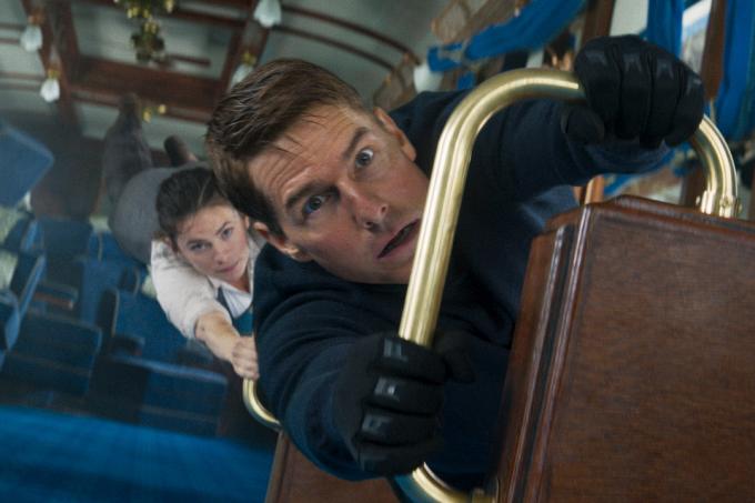 Hayley Atwell og Tom Cruise henger usikkert i en togvogn i Mission: Impossible - Dead Reckoning Part One.