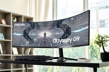 A Samsung Odyssey G9 monitor egy íróasztalon egy lakásban.