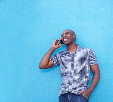איש אפריקאי מודרני מדבר בטלפון סלולרי