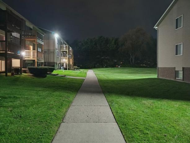 Foto av en trottoar i ett lägenhetskomplex på natten, taget med Motorola Edge (2023).
