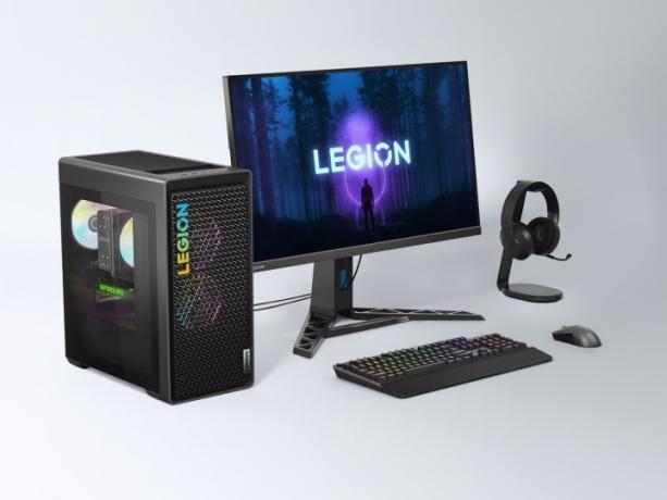 Lenovos Legion Tower 5i gaming-stasjonær sitter ved en skjerm og et tastatur.