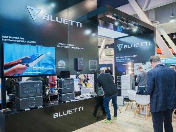 Bluetti EP900-Display im Hintergrund