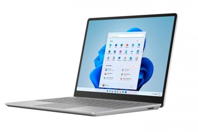 Diagonalni pogled od spredaj na srebrn Microsoft Surface Laptop Go na belem ozadju.